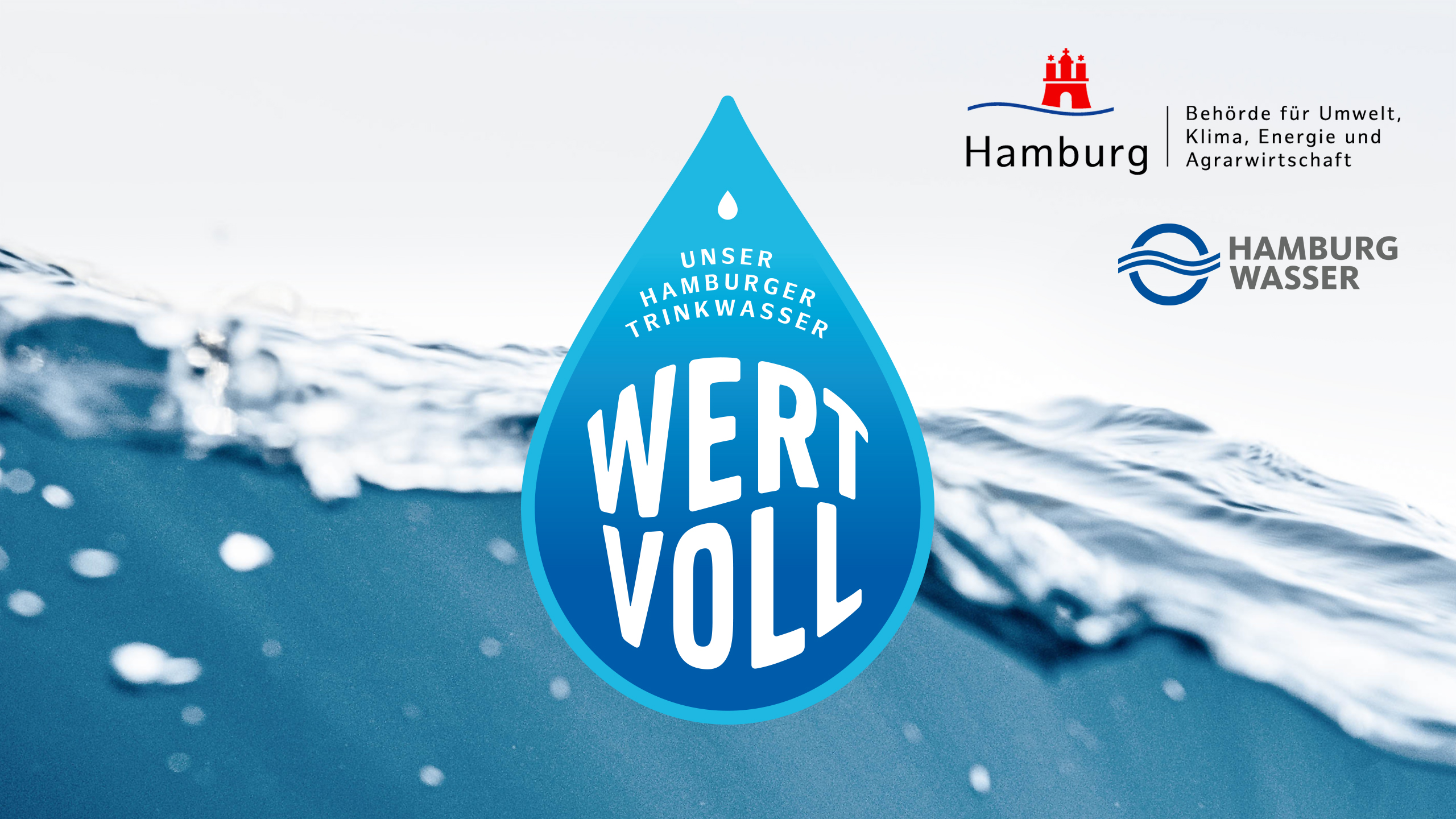  Im Hintergrund ist Wasseroberfläche mit drei verschiedenen Logos zu sehen: Hamburg Wasser; Behörde für Umwelt, Klima und Agrarwirtschaft; Kampagnen-Logo Unser Hamburger Trinkwasser: Wertvoll