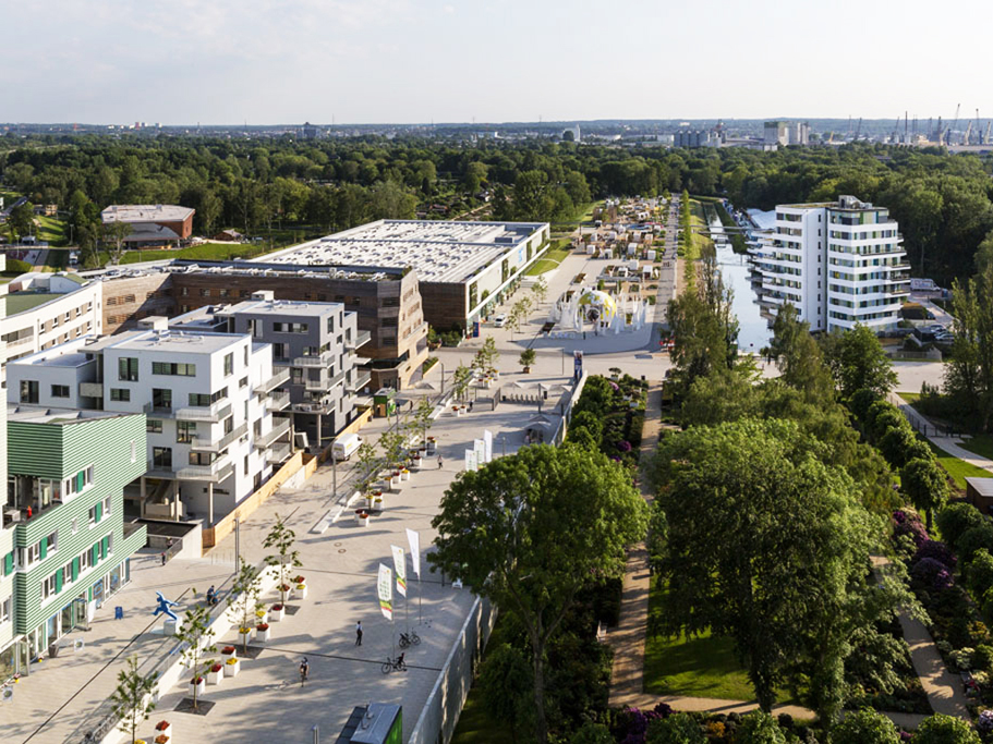 Straße mit Wohngebäuden in Wilhelmsburg. Aufnahme aus der Luftperspektive