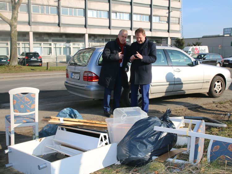  Umweltsenator Jens Kerstan (rechts) und SRH-Geschäftsführer Rüdiger Siechau melden über die App eine Müllablagerung.