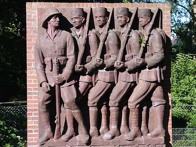  Steinskulptur mit Soldaten und der Aufschrift "Deutsch-Ostafrika"