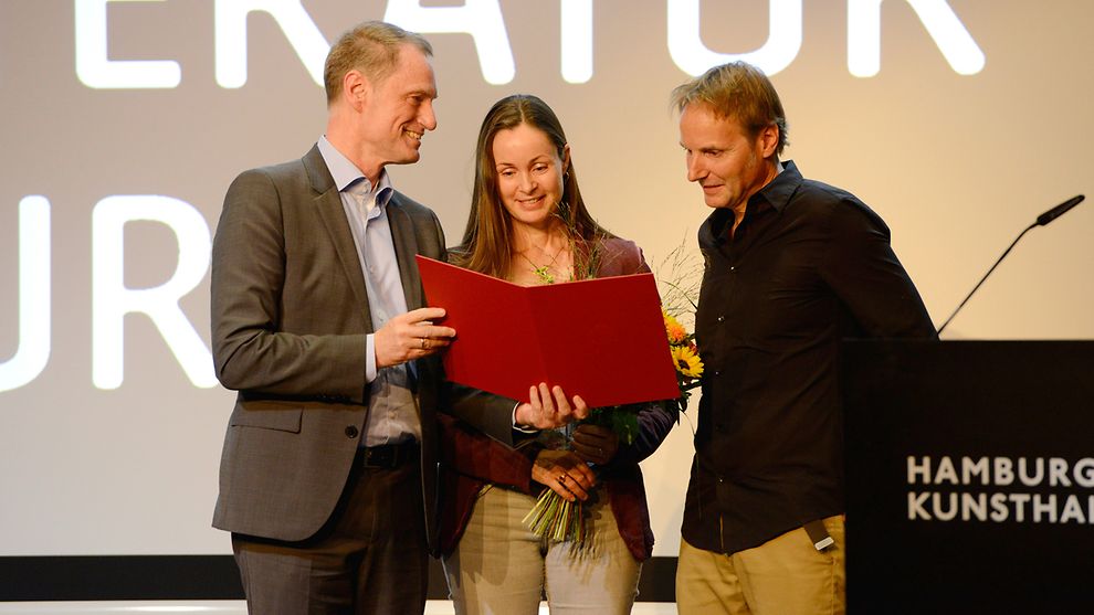 Ragna Lüders und Thomas Bleitner mit Senatsdirektor Hans Heinrich Bethge erhalten den Buchhandlungspreis 2016