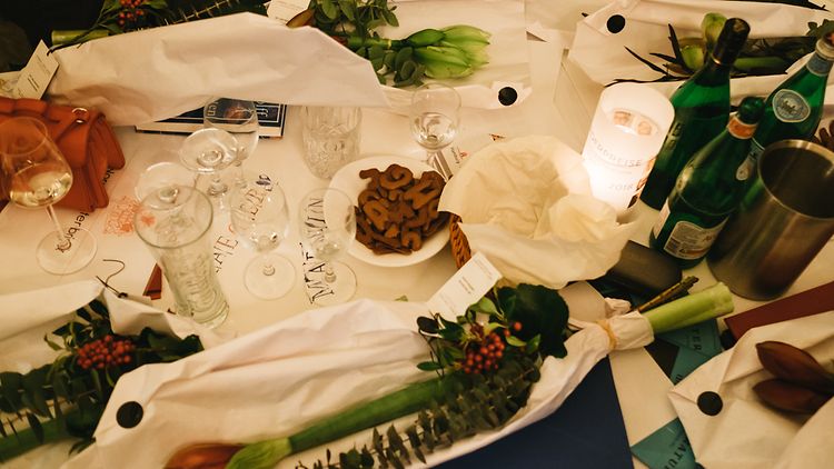  Stillleben mit weißer Tischdecke, Blume und Gläsern