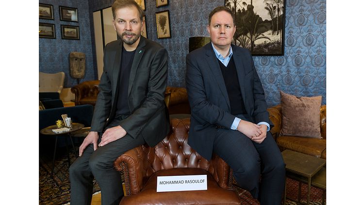  Helge Albers und Dr. Carsten Brosda mti dem leeren Sessel für den iranischen Filmemacher Mohammad Rasoulof