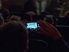  Ein Zuschauer fotografiert mit dem Smartphone die abgedreht! Bühne.