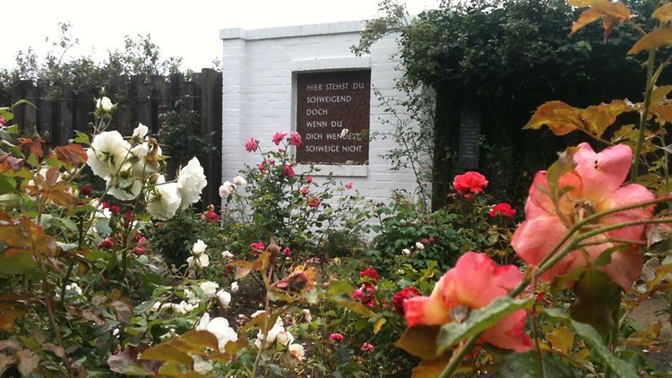  Die Inschrift im Rosengarten am Bullenhuser Damm: "Hier stehst du schweigend doch wenn du dich wendest schweige nicht"