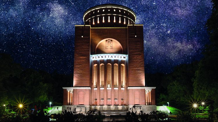  Das Hamburger Planetarium bei Nacht angestrahlt mit Sternenhimmel
