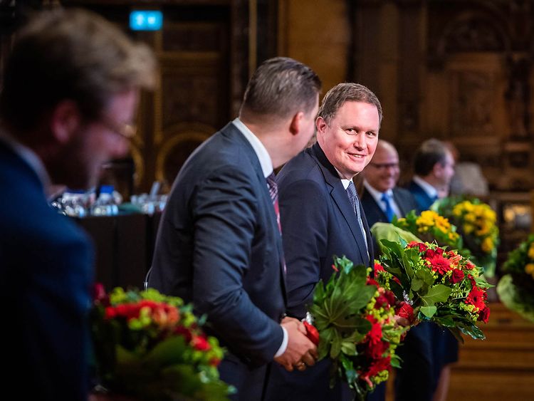  Senator Dr. Carsten Brosda mit Blumen nach der Vereidigung für den neugewählten Senat 2020