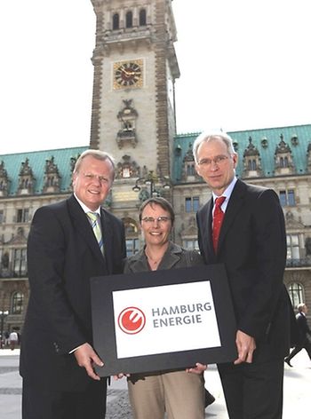 Umweltsenatorin Anja Hajduk mit den Geschäftsführern von HAMBURG ENERGIE Dr.Ulrich Bammert (links) und Dr.Michael Beckereit