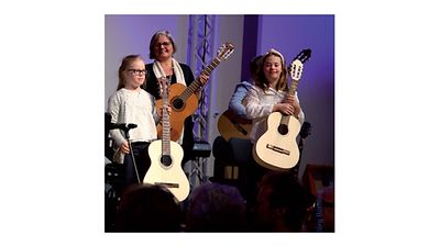  Gitarrengruppe auf der Bühne, Lehrerin und Schülerinnen mit sonderpädagogischem Förderbedarf