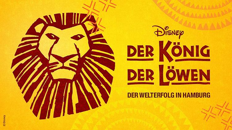  Das König der Löwen Logo und Schrift in rostrot auf gelbem Hintergrund.