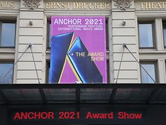  Plakat für die Anchor Award Show an einem Gebäude.