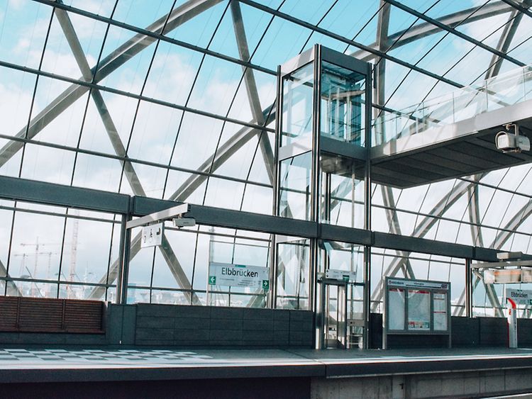  Eine U-Bahn-Station mit Bogendach aus Glas und einem Aufzug aus Glas.