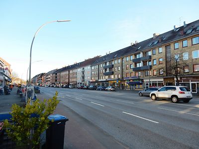  Häuserzeile mit Straße im Hamburger Stadtteil Eilbek.
