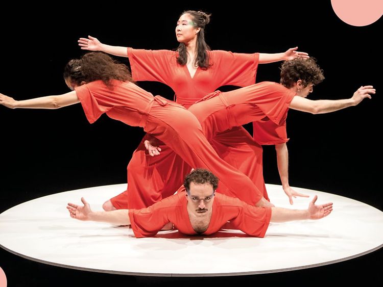  Das Visual für die Theaternacht 2023. Vier Menschen in roter Kleidung bilden gemeinsam eine Pose. Zusätzlich sind rote, beige und weiße Kreise vor schwarzem Hintergrund zu sehen.