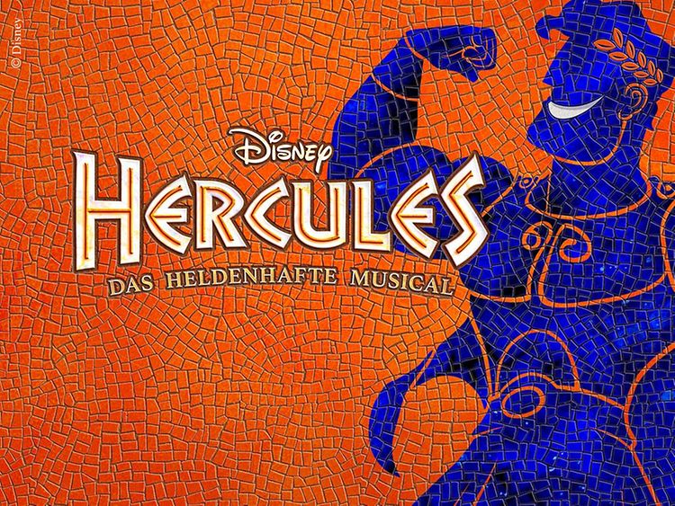  Das Logo für das Musical Hercules. Orangener Hintergrund und Zeichnung von Hercules in blau.