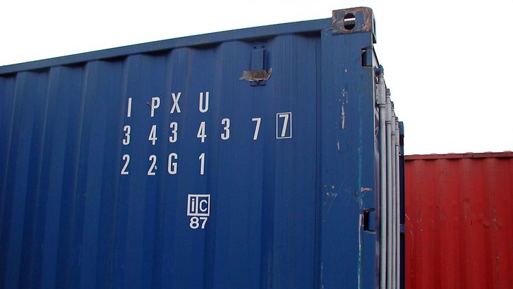 Ein blauer und ein roter Container stehen nebeneinander.