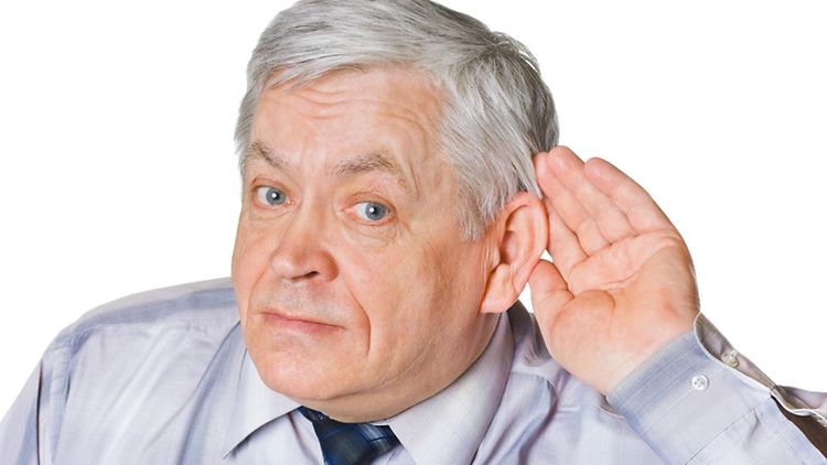  Mann hält seine Hand ans Ohr, um zu hören.