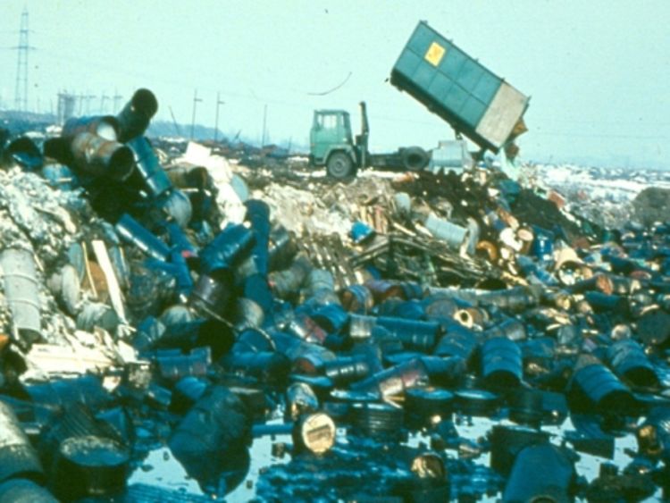 Mülldeponie in früheren Tagen wie ein LKW gerade Tonnen ablädt