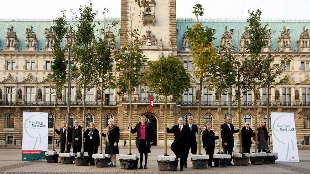 Hamburger Senat mit den ersten Bäumen der Umwelthauptstadt-Spendenaktion "Mein Baum - meine Stadt".
