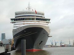  Queen Elizabeth in Hamburg am Cruise Center Altona