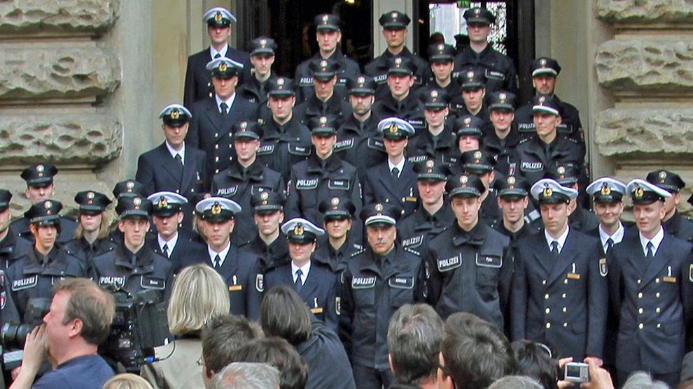 Polizeianwärter vor ihrer Vereidgung am 29. April 2011 im Innenhof des Hamburger Rathauses