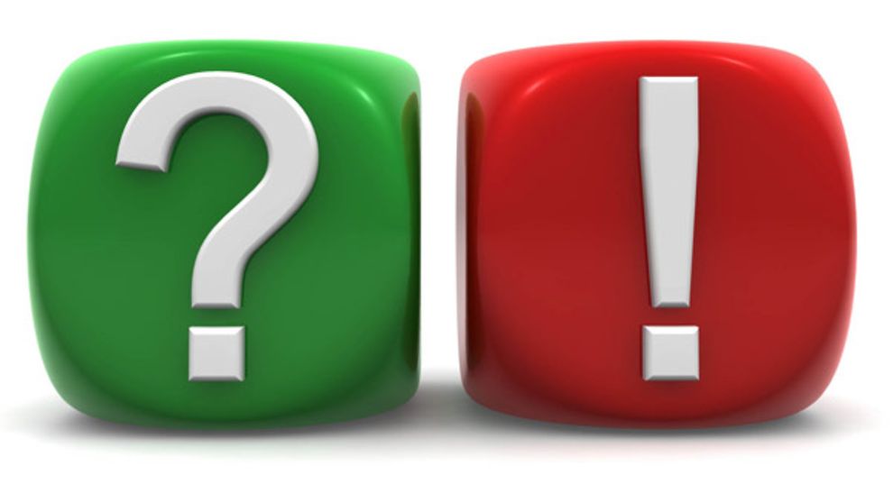  Ein roter Spielwürfel mit einem Fragezeichen liegt neben einem grünen Würfel mit einem Ausrufezeichen.