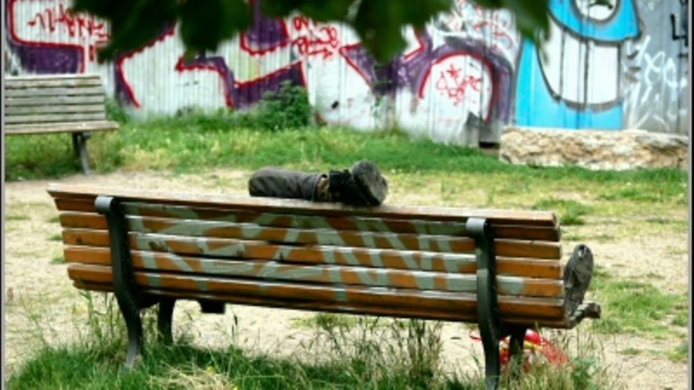  Obdachloser auf einer Parkbank