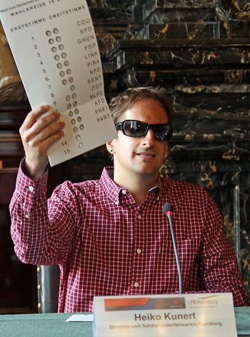 Heiko Kunert vom Blinden- und Sehbehindertenverein zeigt die Blindenschablone für die Bundestagswahl 2013
