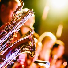 Saxophon und andere Blechbläser vor Bühnenbeleuchtung