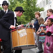  Trommler und Kinder bei einem Straßenfest 