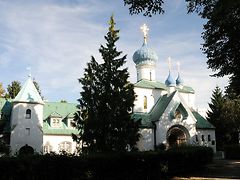  Die russisch-orthodoxe Prokopkirche mit weißer Fassade und blauen Zwiebeltürmen