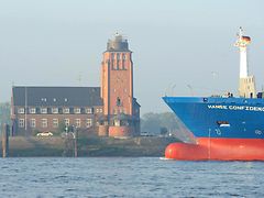  Ein Containerschiff fährt am Lotsenhaus Seemannshöft vorbei