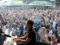  Musikbühne und Zuschauer beim Eppendorfer Landstraßenfest