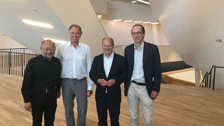  Yasuhisa Toyota, Thomas Hengelbrock, Olaf Scholz, Christoph Lieben-Seutter (von links nach rechts) im Foyer der Elbphilharmonie