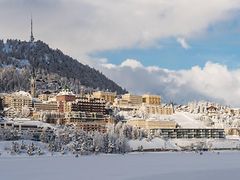  Verschneite Häuser in St. Moritz