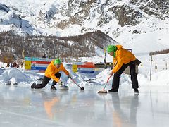  Zwei Männer beim Curling in Saas-Fee