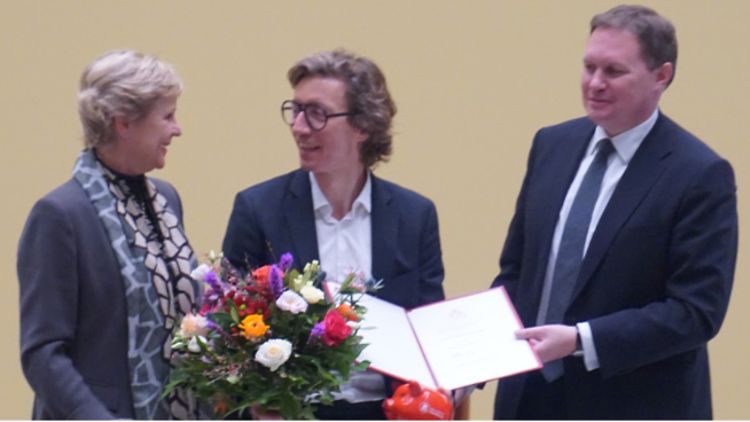  von links: HASPA Vorstand Bettina Poulain, Preisträger Stefan Kern, Kulturstaatsrat Dr. Carsten Brosda