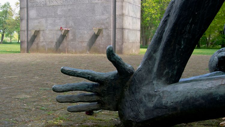  Internationales Mahnmal in der KZ-Gedenkstätte Neuengamme. Skulptur "Le Deporté" von Françoise Salmon,