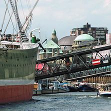 Hamburger Hafen mit historischem Schiff, Überseebrücke und Stadtkulisse