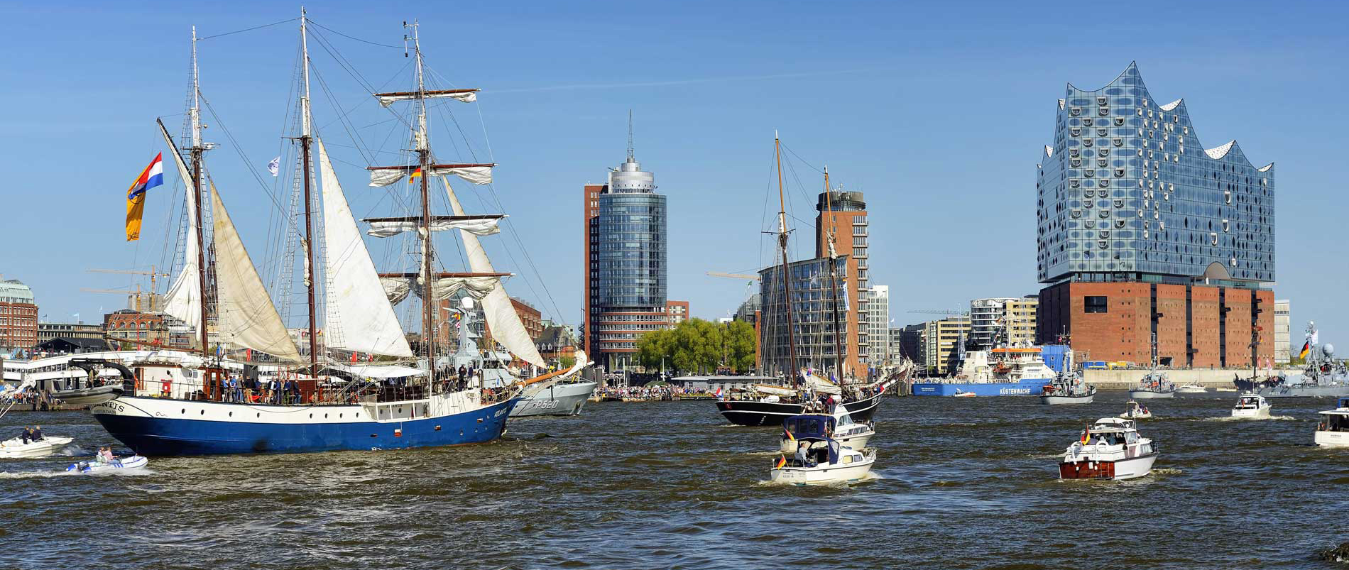Bild der Elbe mit Elbphilharmonie und vielen Schiffen