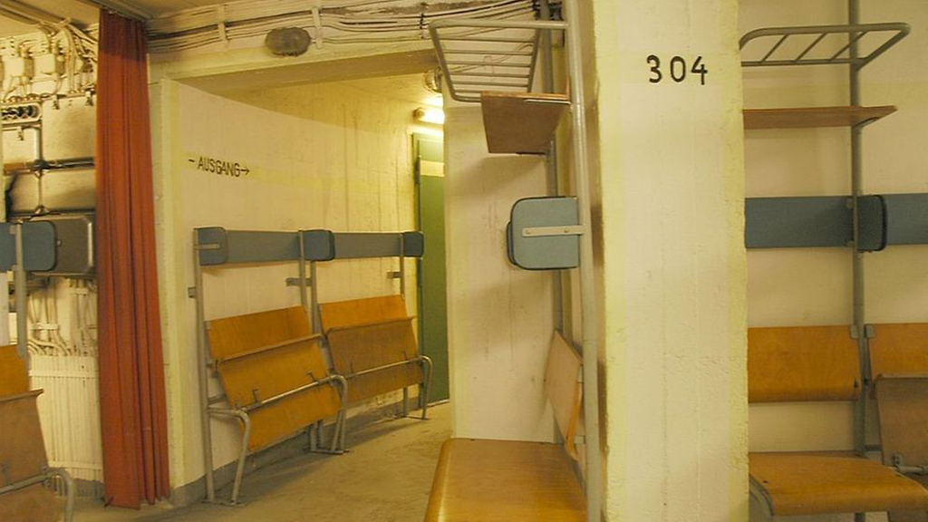 Häözerne Sitzbänke in einem Bunker