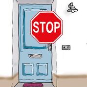 Tür mit einem Stopp-Schild