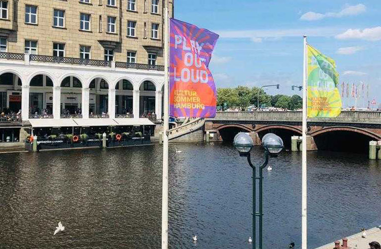 Flaggen mit Kultursommer-Branding in der Innenstadt