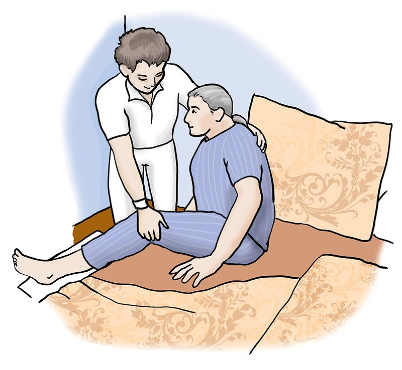 Mann hilft Frau im Bett auf