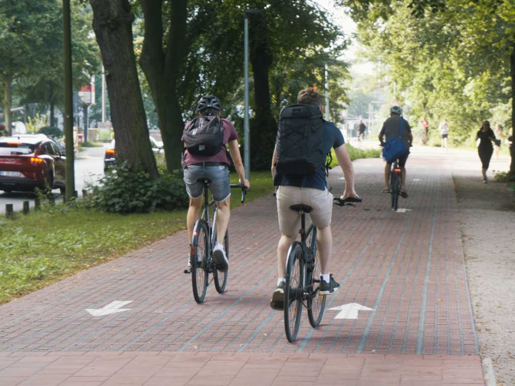 Zwei Radfahrer von Hinten auf dem Schwanenwik & Hohenfelder Bucht