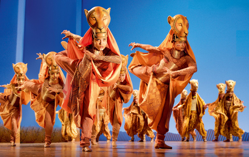 Löwinnen tanzen im Musical König der Löwen. 
