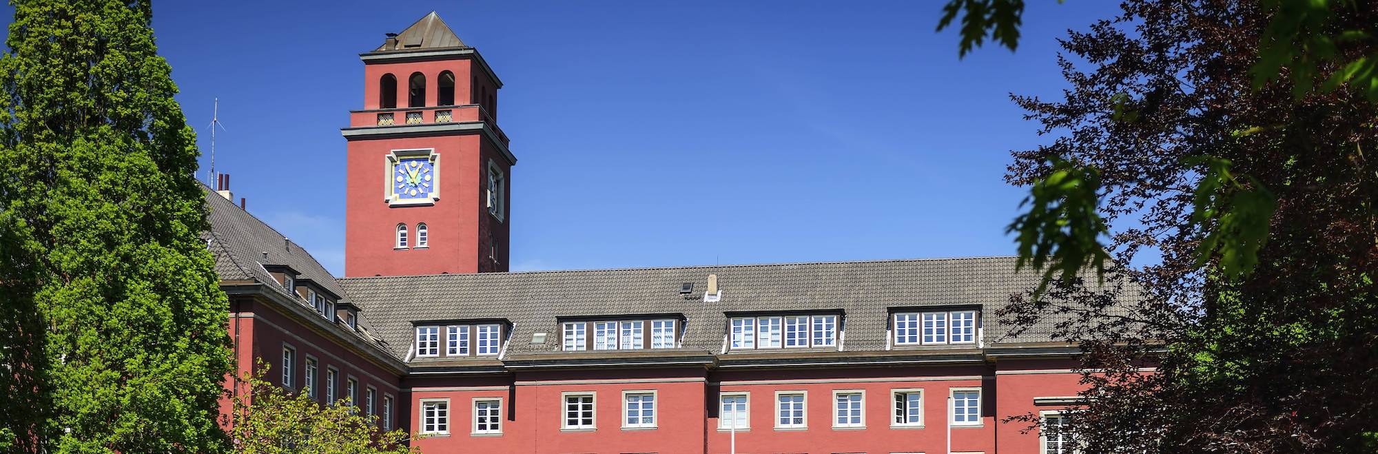 Ein historisches Gebäude in roter Farbe.
