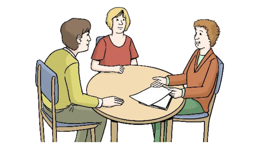 Drei Menschen reden miteinander an einem runden Tisch