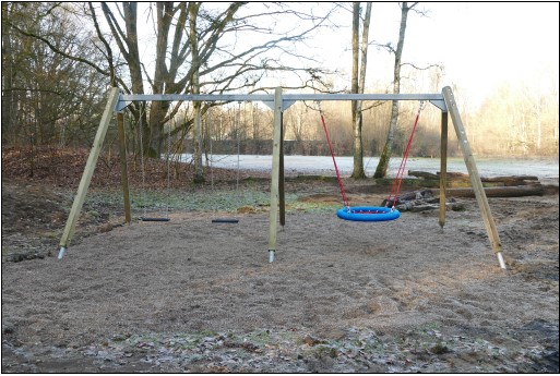 Schaukeln (Kinderspielgerät) auf dem Spielplatz Saselhörn / Hainesch-Iland im Februar 2023