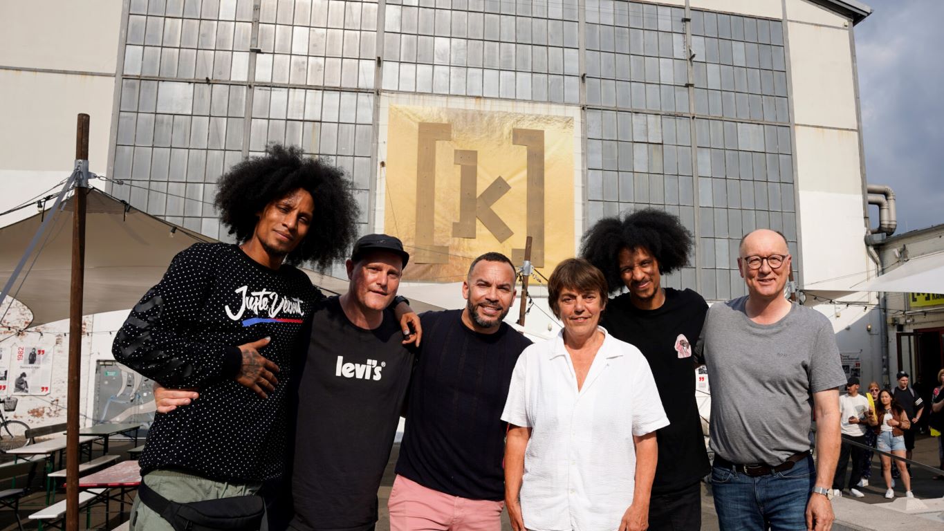 Beteiligte von Juste Debout, Kampnagel und dem FC St. Pauli posieren für ein Foto.